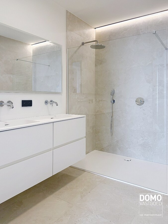 HOOGWAARDIG AFGEWERKT APPARTEMENT VAN 134M² MET 2 SLAAPKAMERS, RUIM TERRAS EN PARKEERPLAATS TE CENTRUM TUILT 