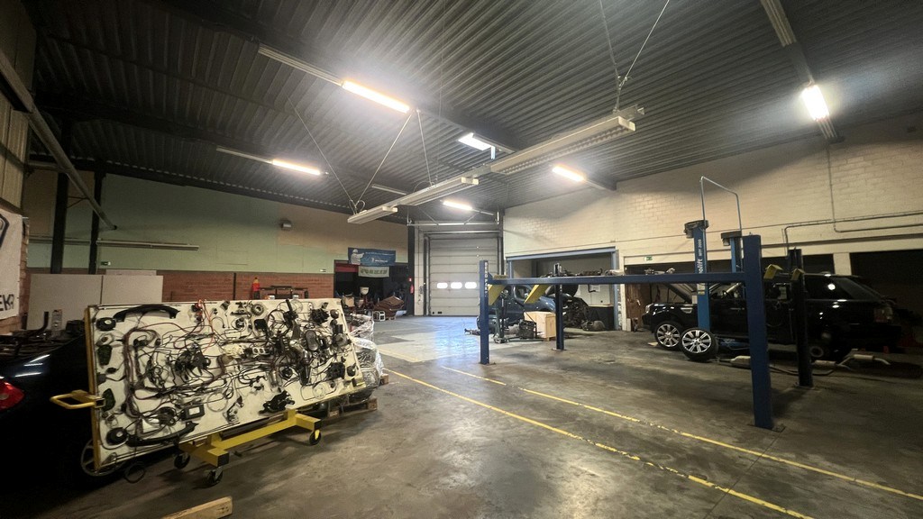 Magazijn met kantoren te huur in Industriepark Drongen