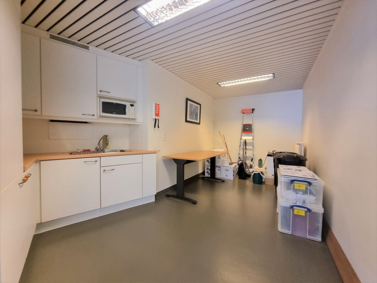 Centraal gelegen handelspand op een zichtlocatie vlakbij het centrum - Heist 