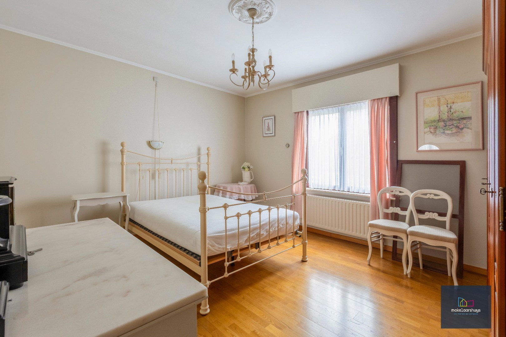 VERKOCHT !!! Goed onderhouden bungalow nabij centrum Mariakerke 