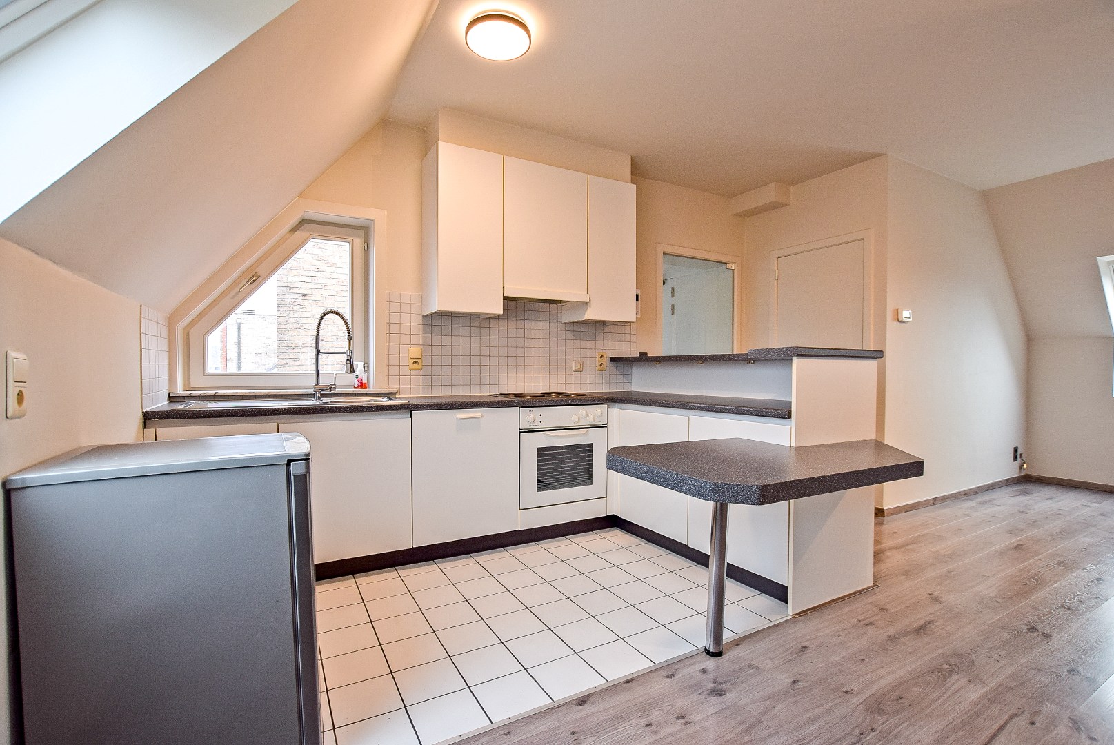 Instapklaar lichtrijk dakappartement in hartje Veurne (61m²) 