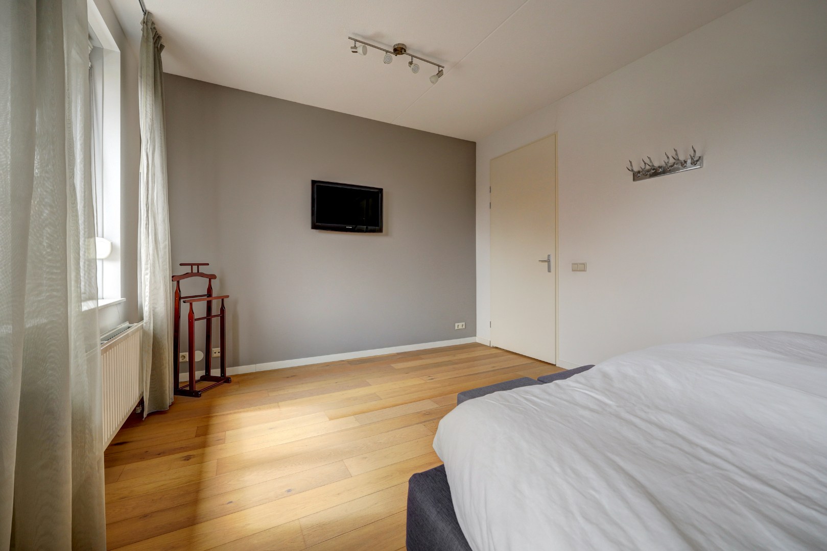 Luxe en royale 5-kamer 2-onder-1-kap woning met garage, eigen parkeerplaats, sauna én zonnige tuin op het zuiden en gelegen in een rustige straat! 