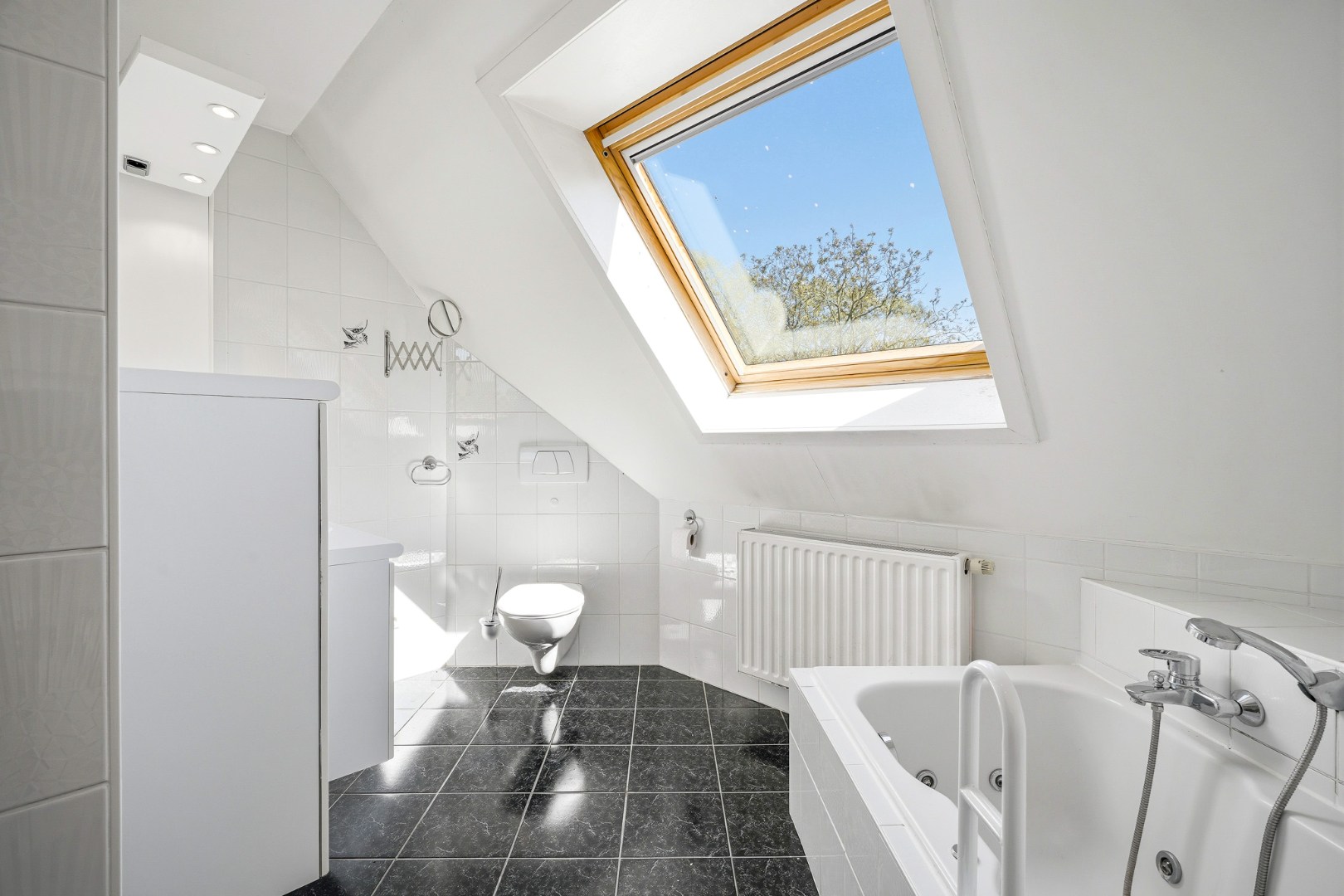 Ruime villa met 5 slaapkamers op 1082 m² te Oostduinkerke, gelegen vlakbij het natuurreservaat Hannecartbos. 
