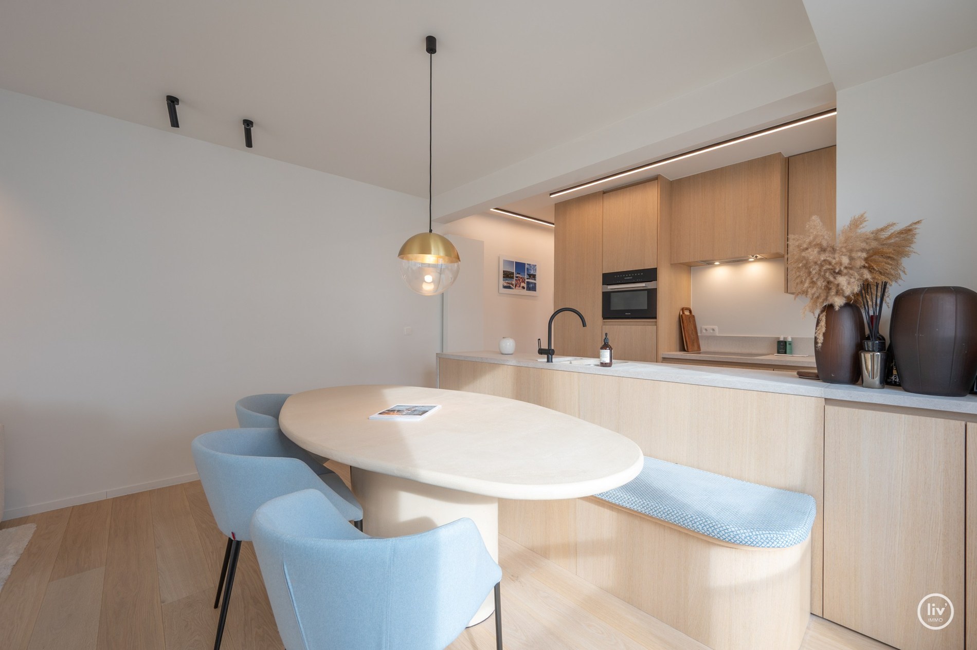 Prachtig gerenoveerd 2-slaapkamer-(hoek)appartement vlakbij de Lippenslaan te Knokke 