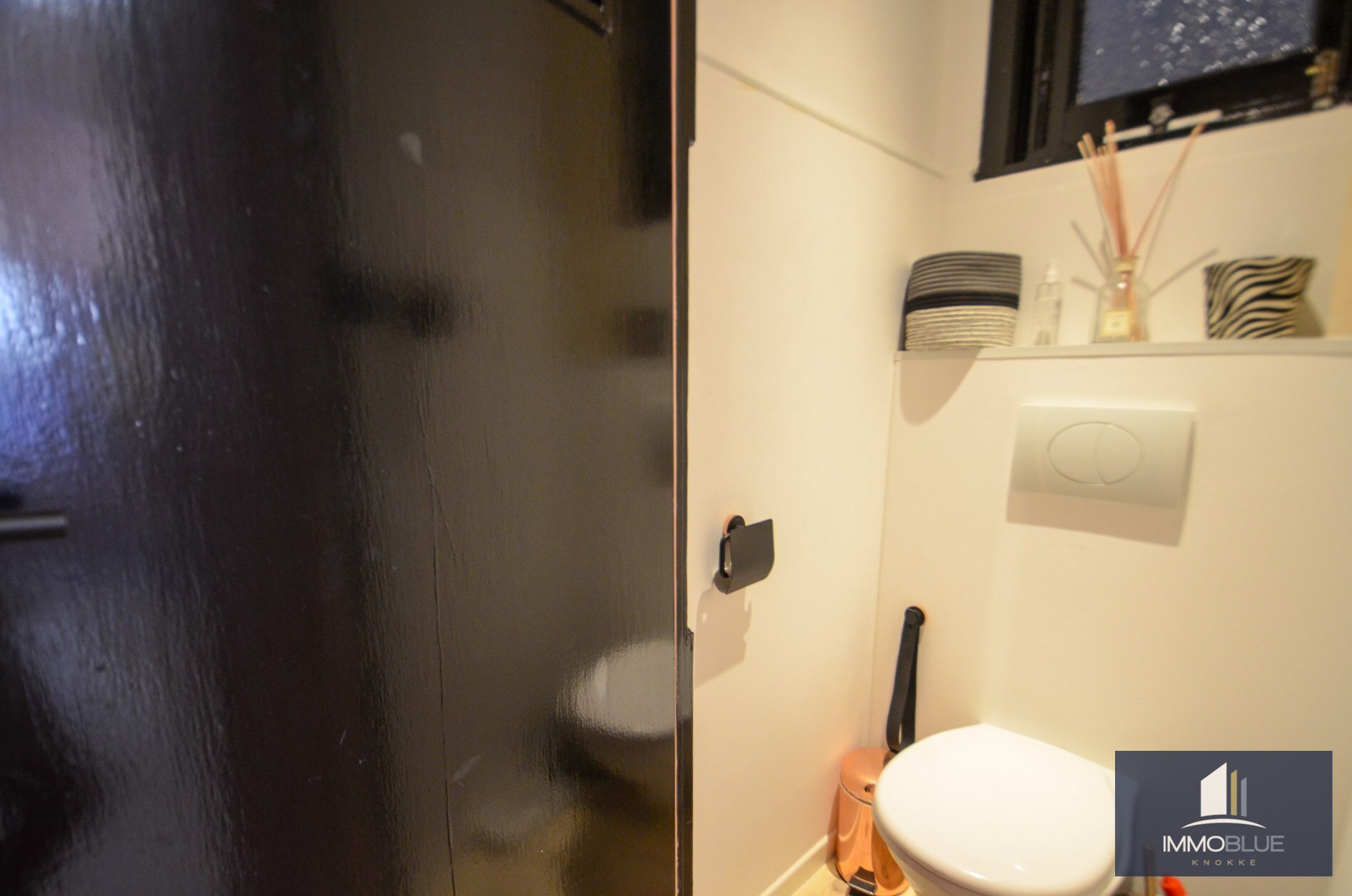 Centraal gelegen winkelruimte met uitstekende visibiliteit gelegen nabij het Driehoeksplein. 