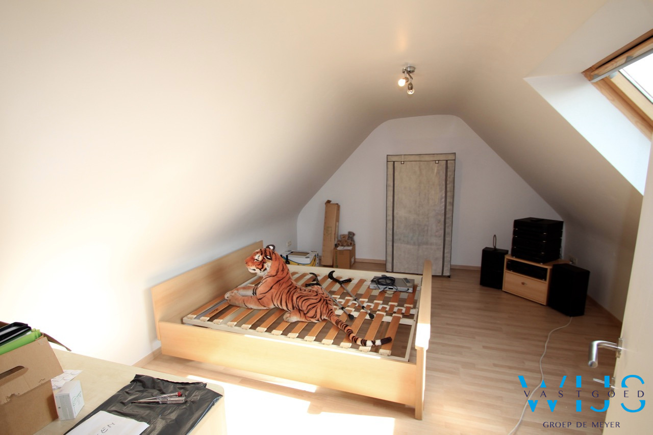 Zeer ruim instapklaar 4 slaapkamerappartement met garage en staanplaats te ERTVELDE 