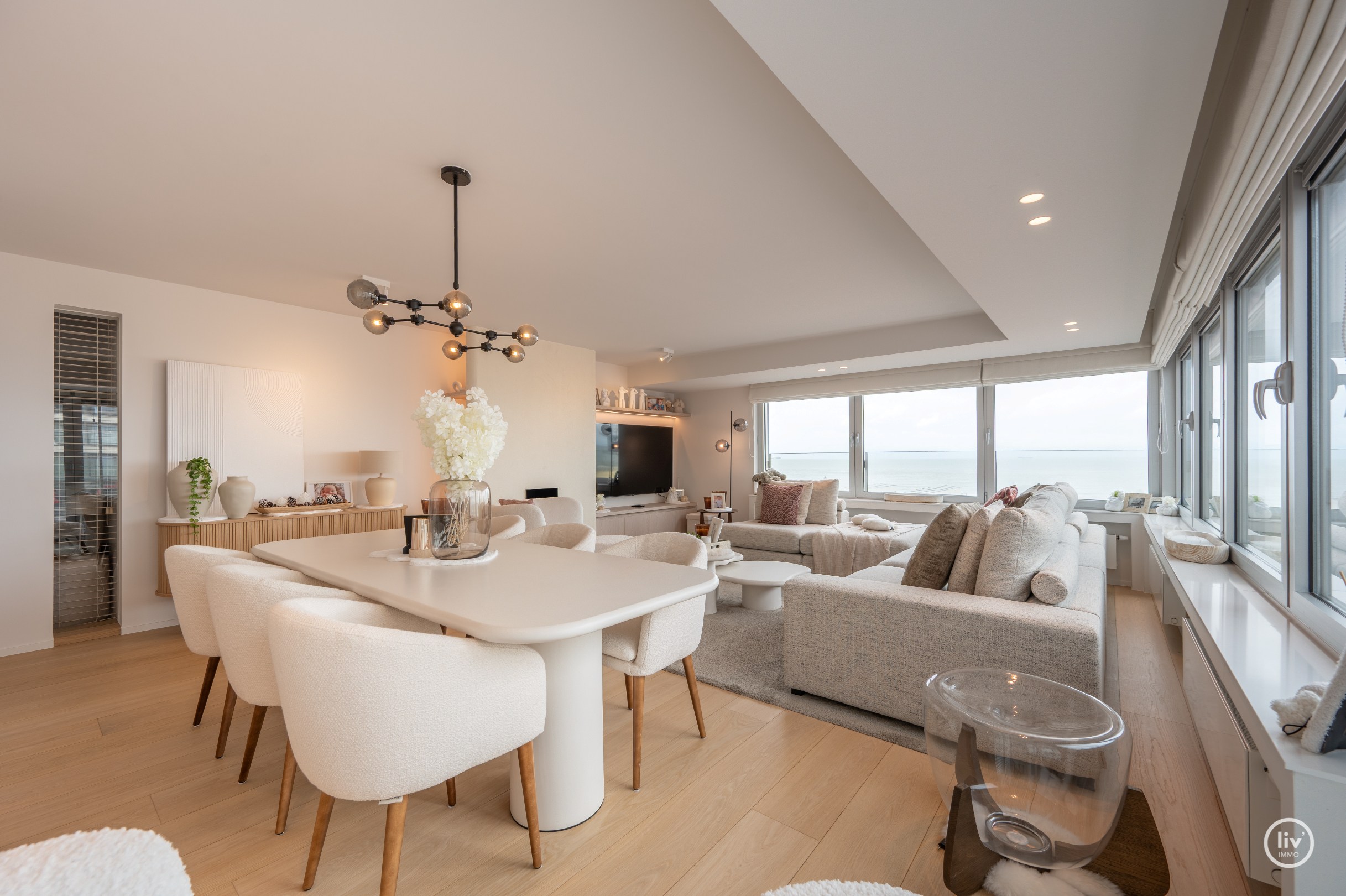 Appartement en coin unique avec 3 chambres offrant une vue frontale sur la mer et sur la place de la Tour de Lumière. 