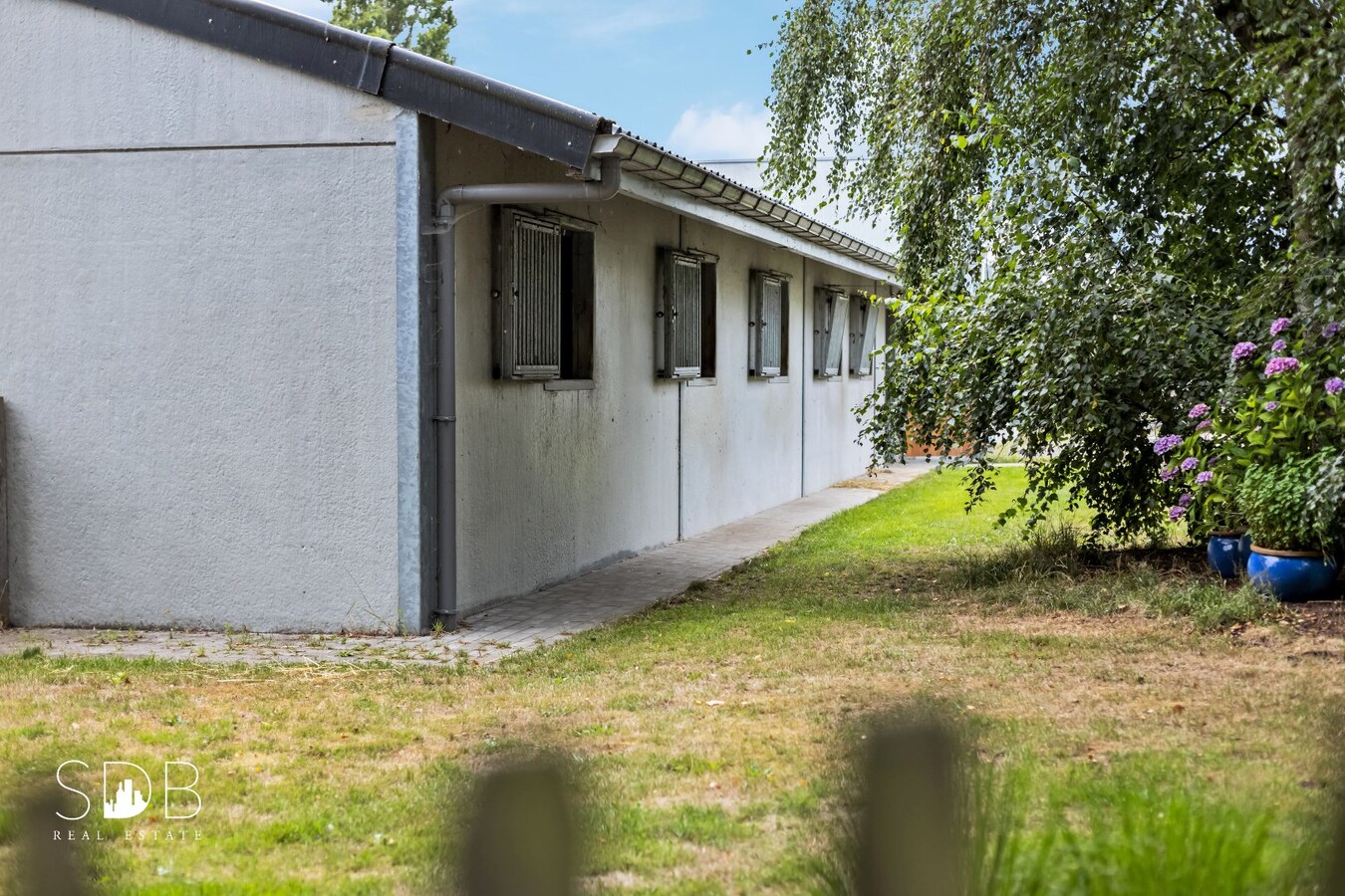 Hedendaagse woning met paardenfaciliteiten op circa 1,5ha 