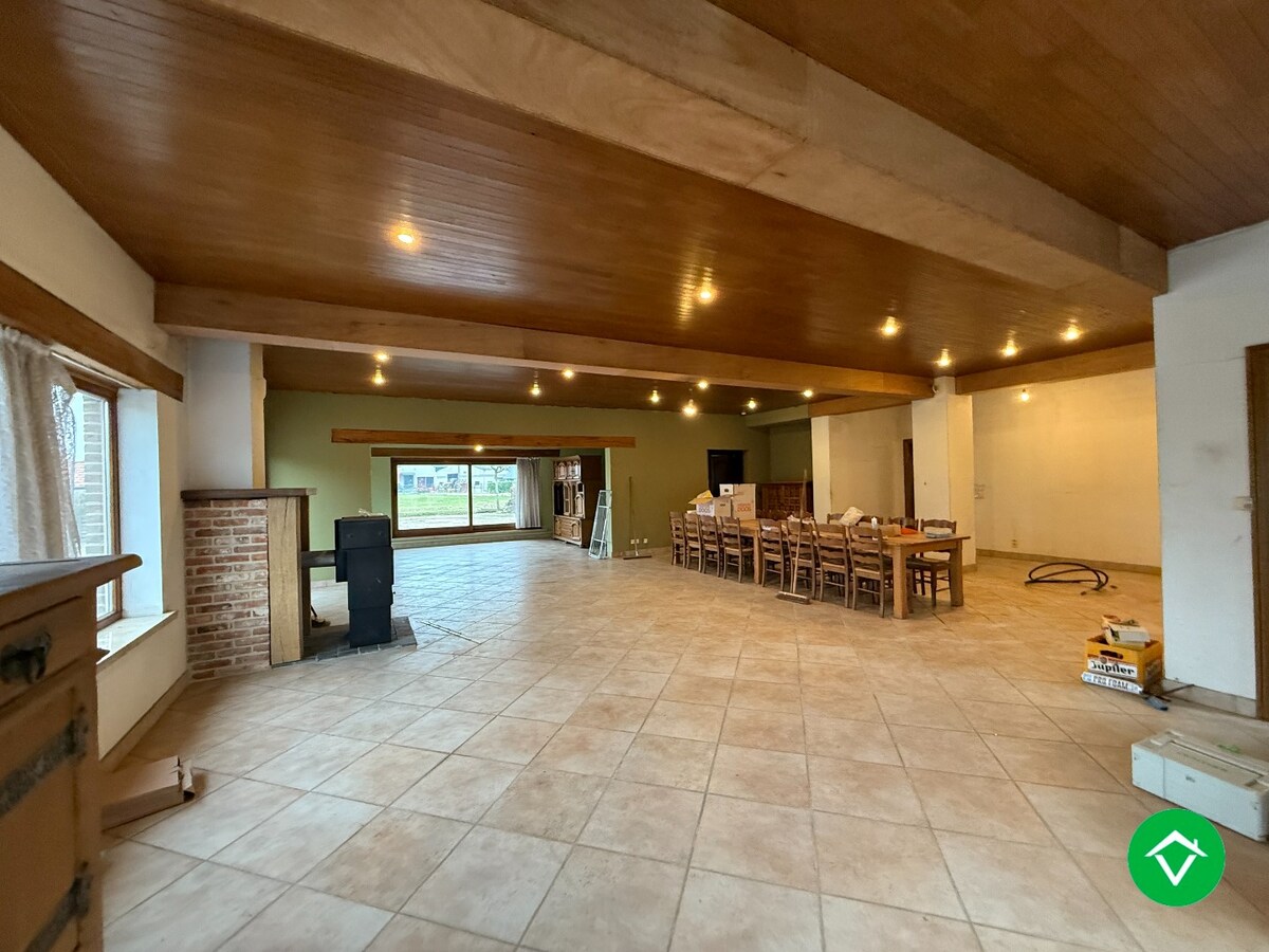 Ruime, alleenstaande woning met 6 slaapkamers en tuin te Hooglede (De Geite) 