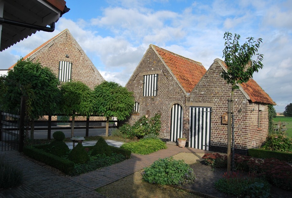 Idyllische woning met stalgebouwen op ca. 5000m² te Sint-Laureins 