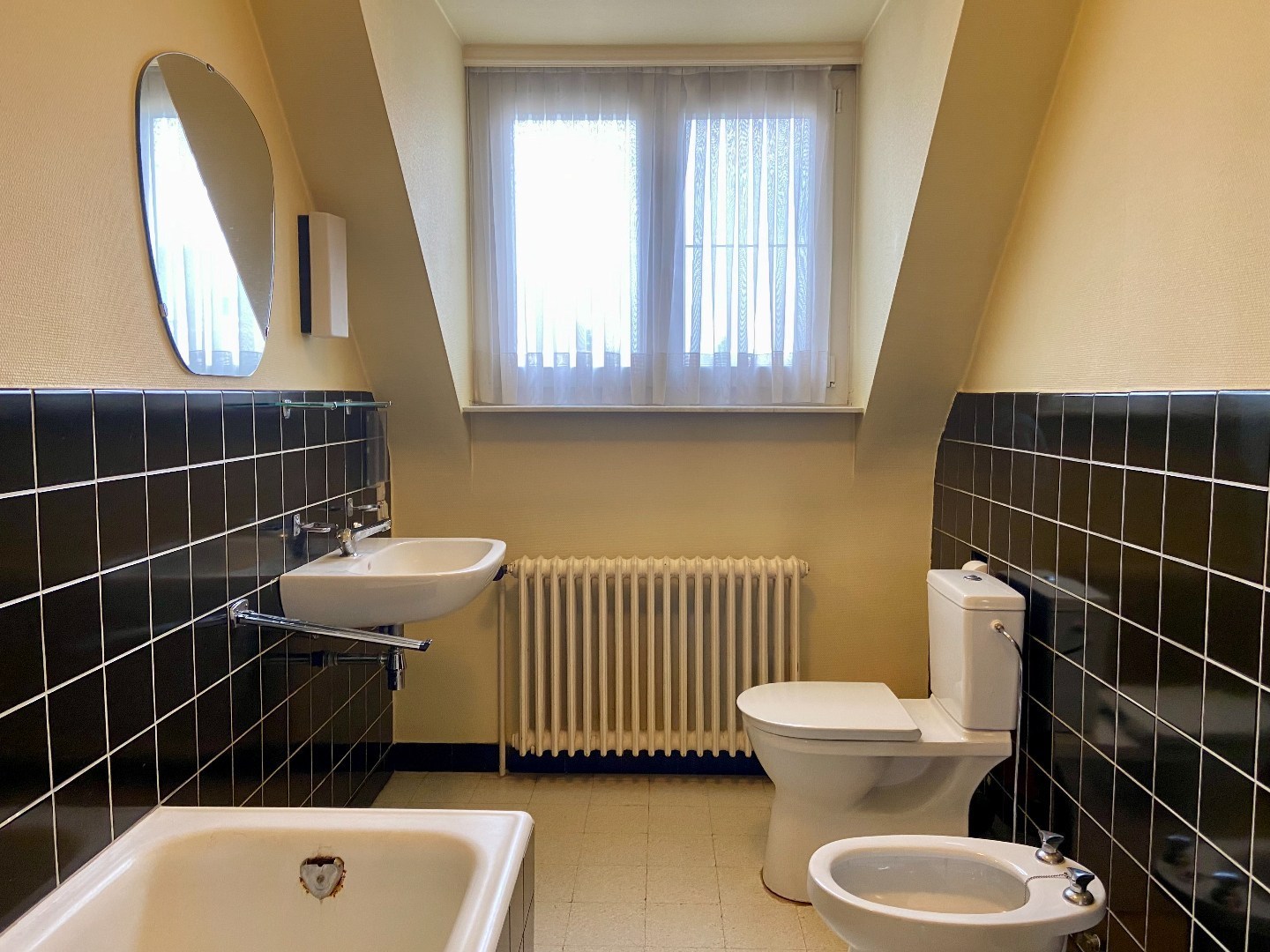Degelijke te renoveren halfopen woning met tuin en garage op 293 m²! 
