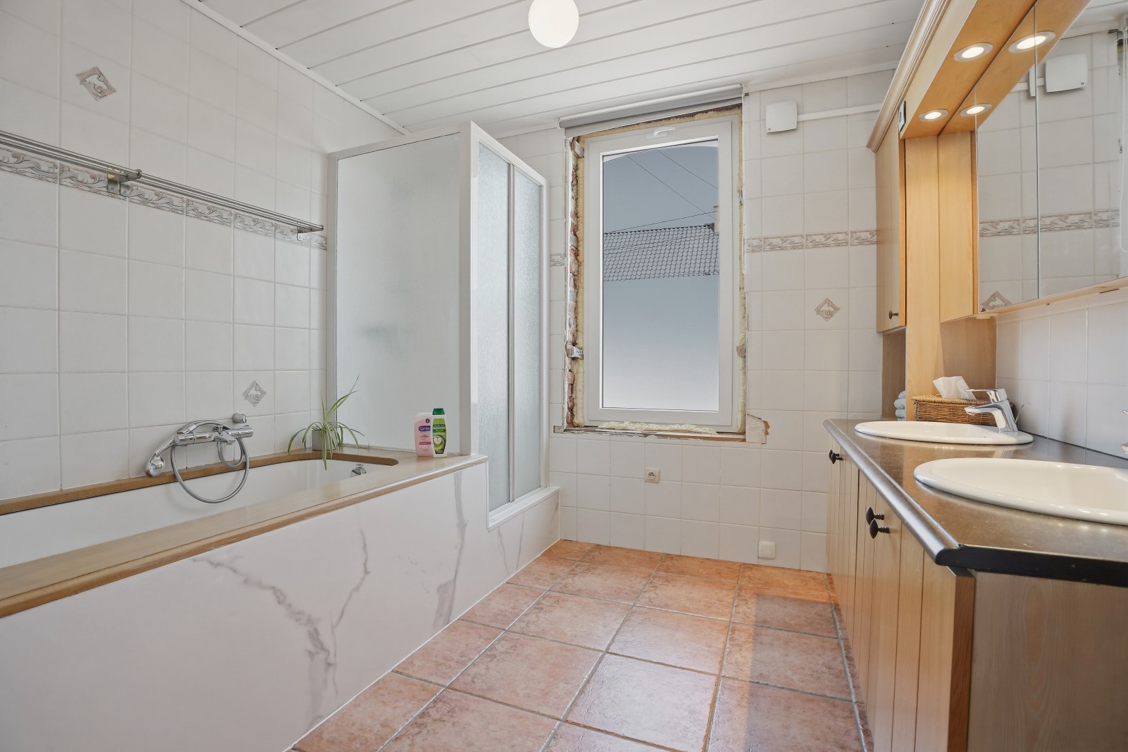 Instapklare open bebouwing met 5 slaapkamers op 1919m² te Merkem. 