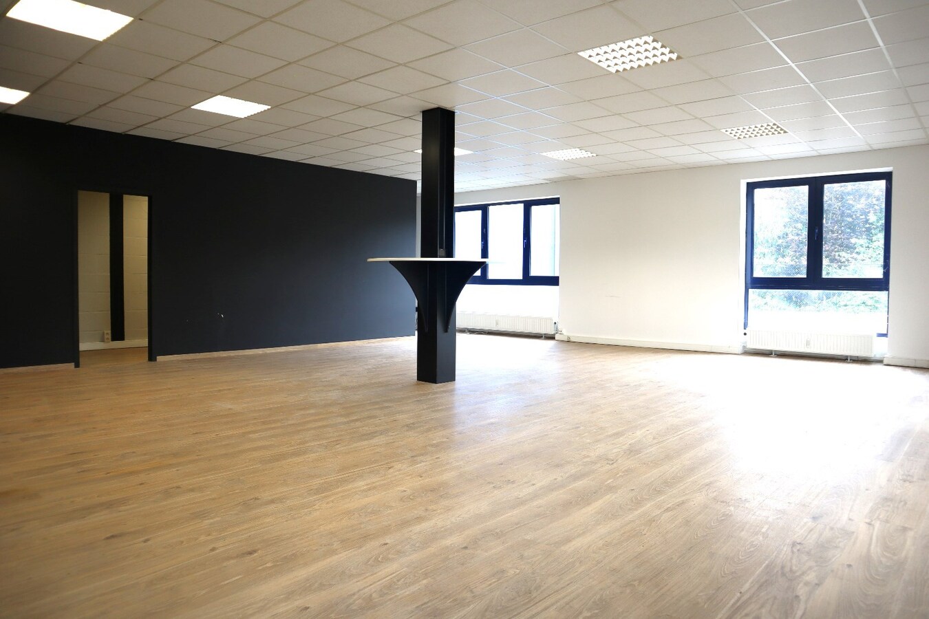 Kantoorruimte 120m² + loods/hangaar/magazijn 775 m² te Boutersem 