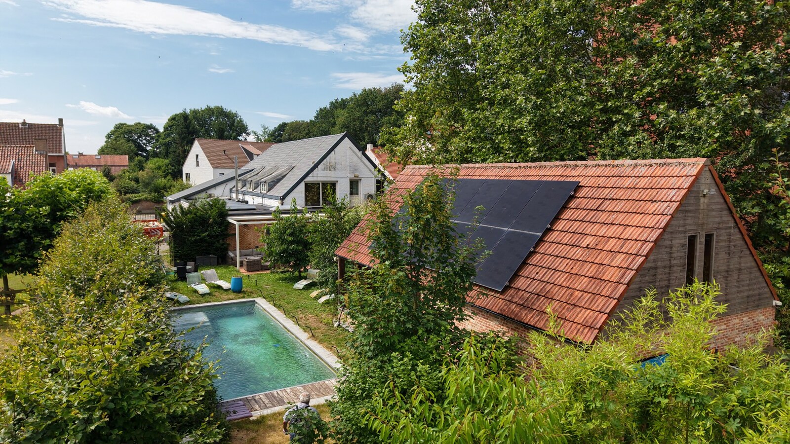 Zeer ruime woning (8 slpk + 8 badkamers) op een perceel van ca. 1.522 m² te Wijnegem/grens Schilde 