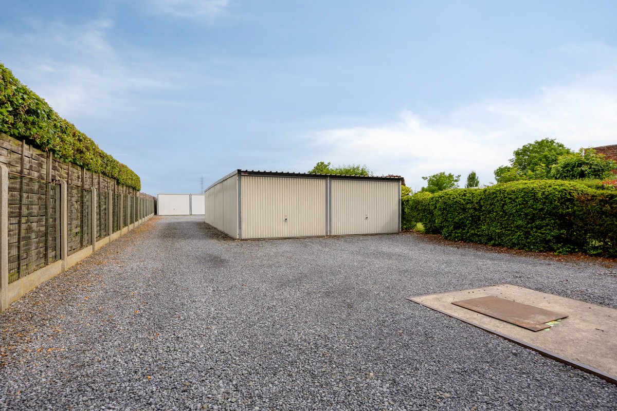 Opbrengsteigendom met 3 appartementen en 7 garages 