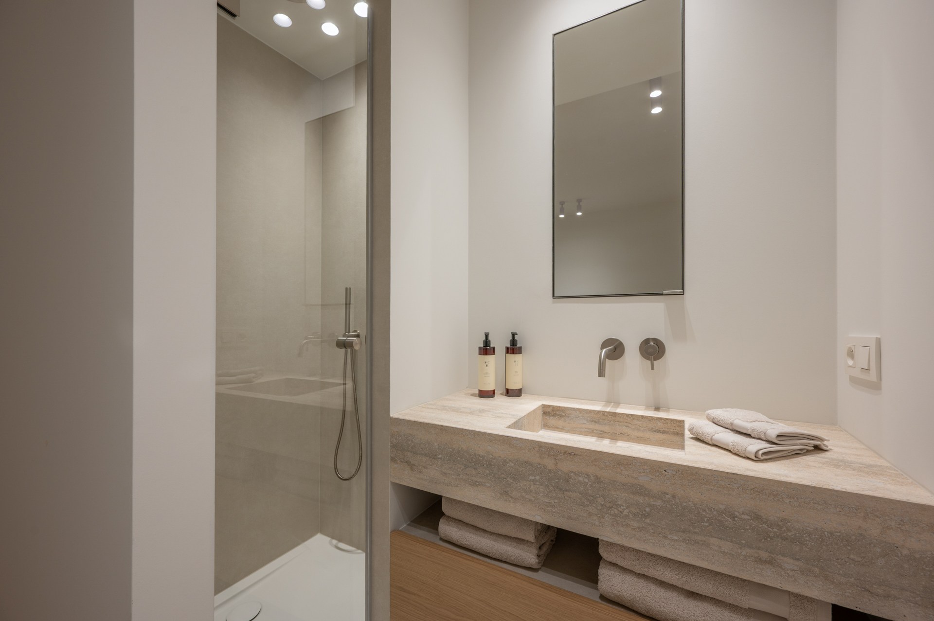 Prachtig gerenoveerd appartement met 3 slaapkamers centraal gelegen op de Lippenslaan te Knokke. 