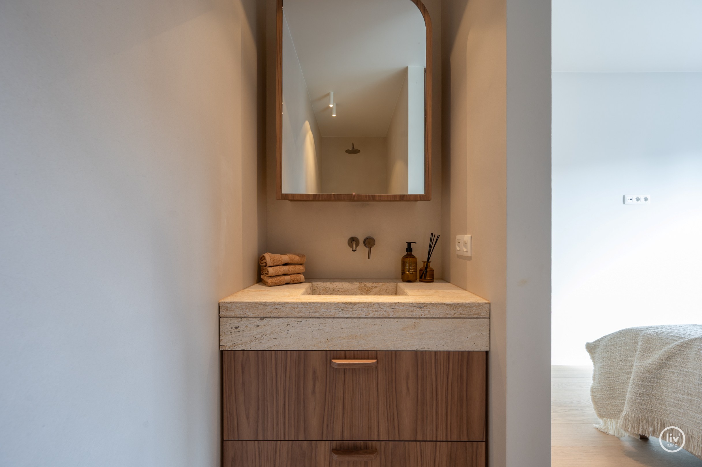 Zeer luxueus gerenoveerd 4 slaapkamer hoekappartement ideaal gelegen te Duinbergen genietend van zeezicht. 