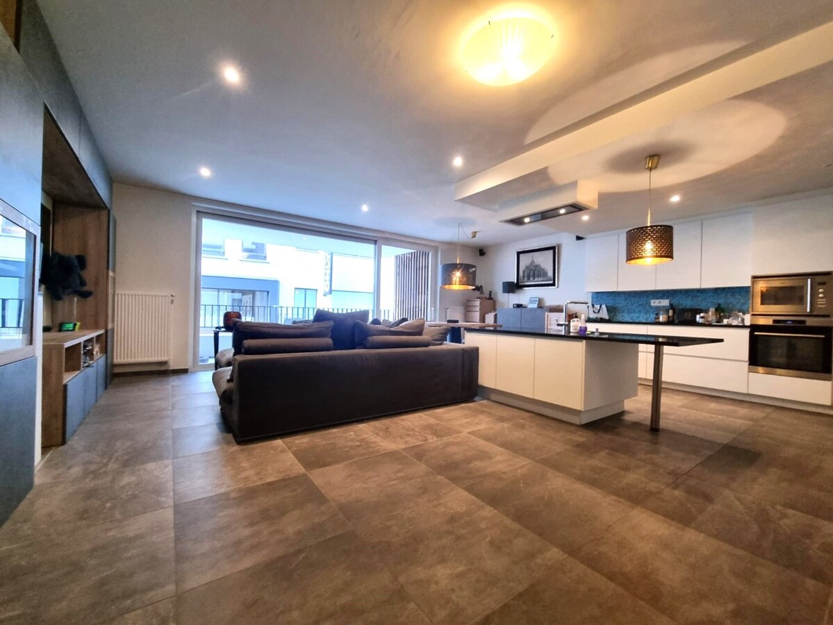 Uitzonderlijk ruim (117m² + 64m² terras!) appartement met drie slaapkamers 