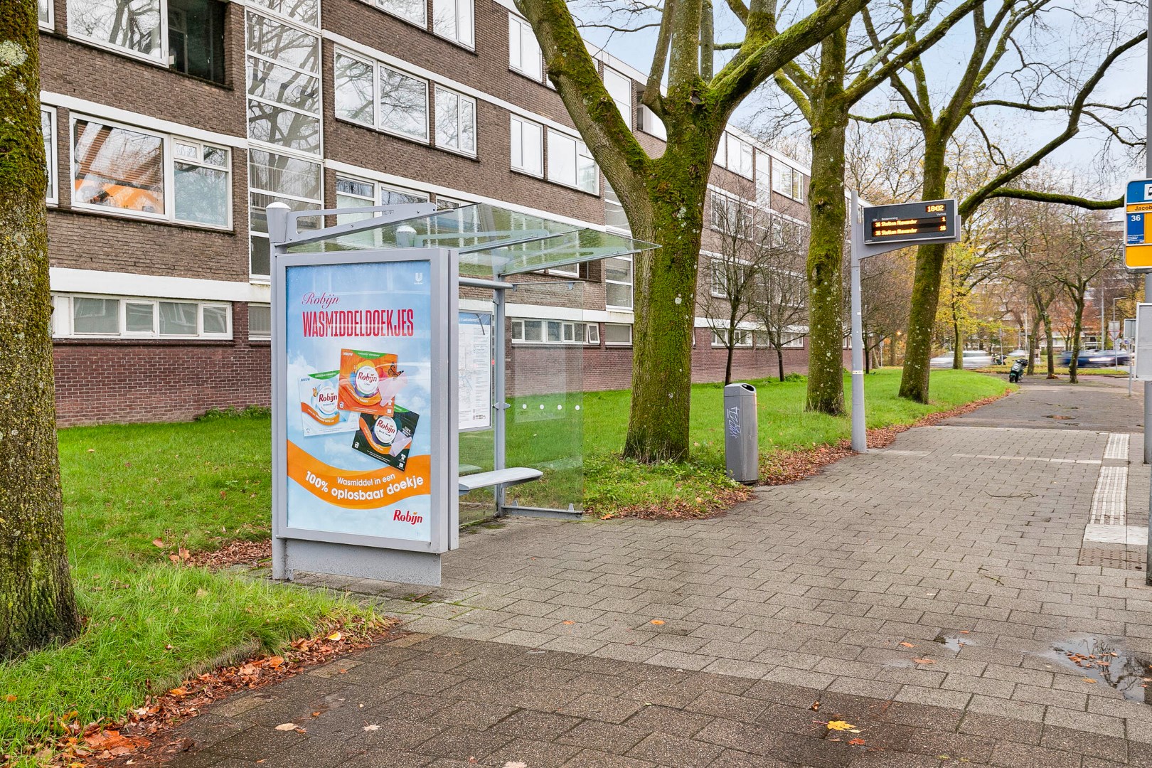 Instapklaar 3 kamer appartement op de 1e verdieping met keurige keuken en badkamer, balkon op het zuidoosten, berging in de onderbouw en gelegen op eigen grond. 