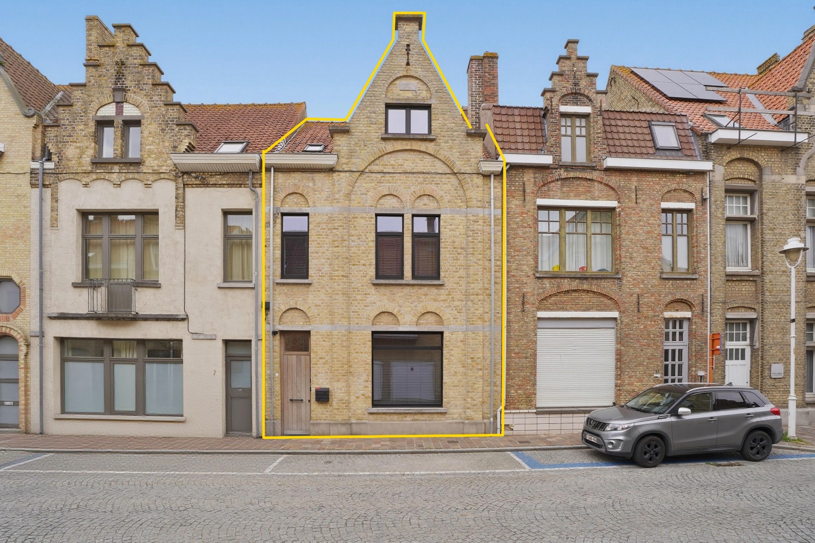 Subliem gerenoveerde herenwoning met 6 slaapkamers inclusief garage in Nieuwpoort-Stad op 135 m². 