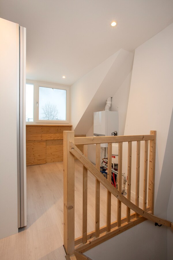 Zeer ruim halfvrijstaand woonhuis met aanpandige garage/berging en hobbyruimte/mantelzorgwoning. 