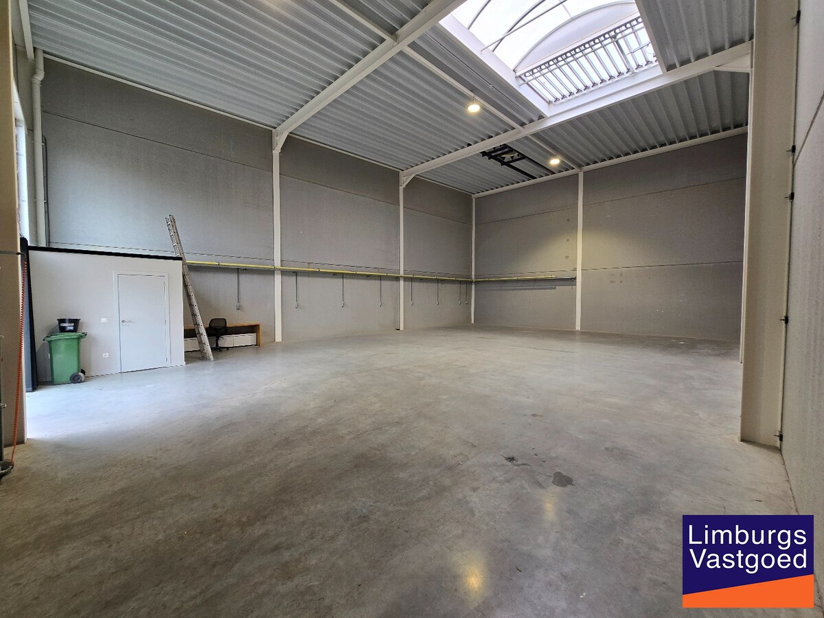 Recent magazijn, 216m², op industrieterrein 'Stadsheide', vlakbij Corda Campus 