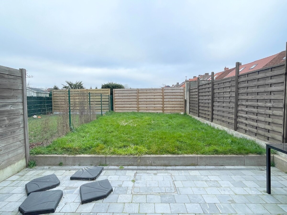 Maison 3 façades avec 3 chambres, jardin et garage à vendre. 