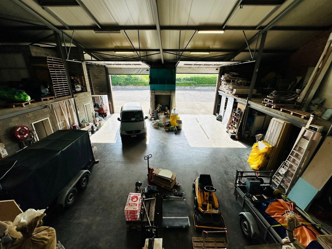 Ruim magazijn met kantoren met veel potentieel te Kuringen 