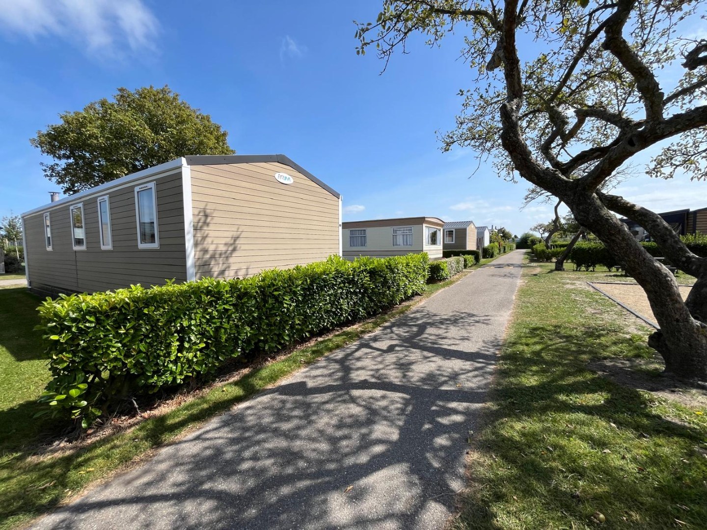 T.A. Makelaardij biedt aan – Chalet Z111-: Op een schitterende locatie in een goed verzorgd recreatiepark aan de kust van Walcheren bieden wij dit leuke chalet aan. 