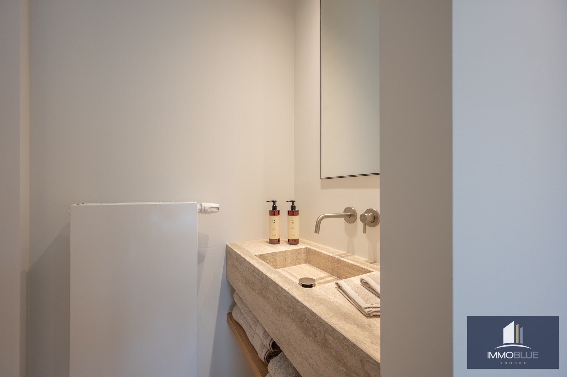 Stijlvol volledig gerenoveerd appartement gelegen nabij het Rubensplein . 