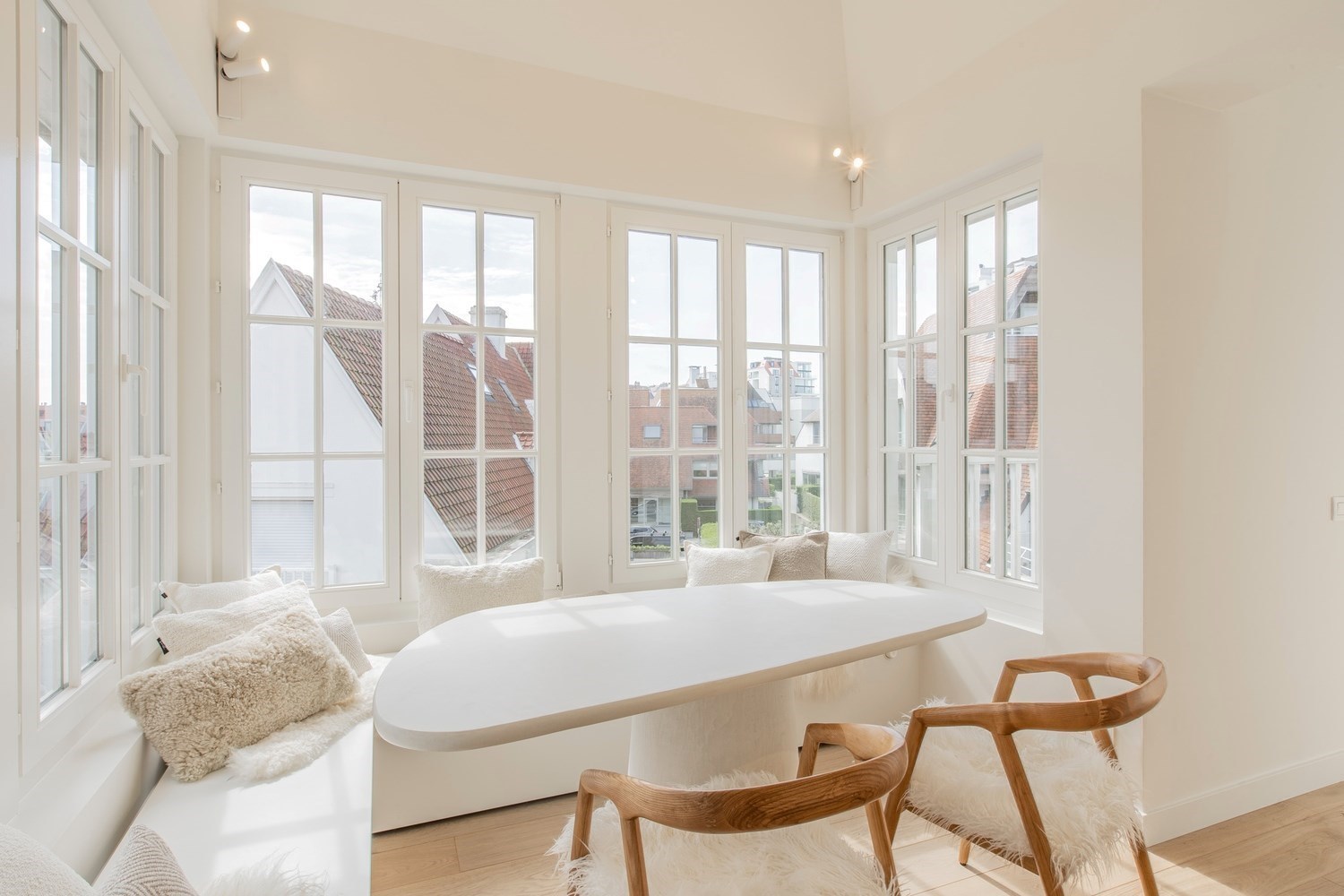 Lichtrijk penthouse appartement met aangename zonneterrassen op amper 50m wandelafstand van de Zeedijk-Albertstrand. 