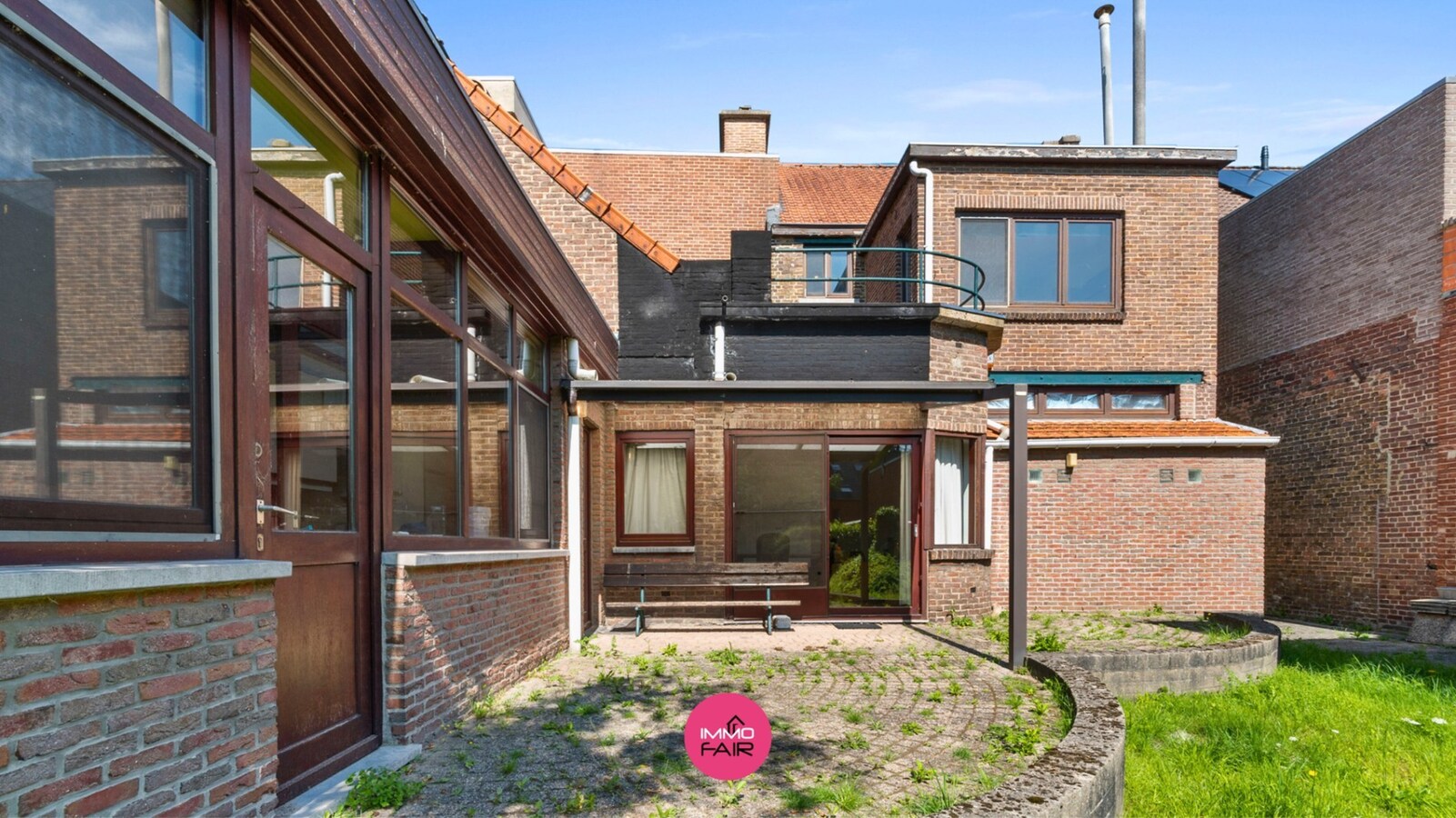 Polyvalent handelspand met duplexappartement in hartje Lanaken! 