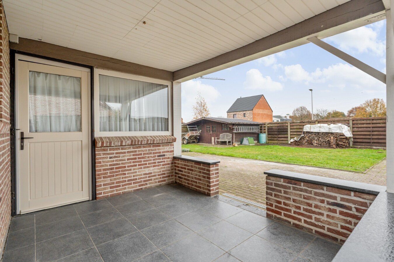 Vrijstaande gezinswoning, gebouwd in 1993 op een perceel van 5a74ca, gunstige ligging vlakbij het centrum. 