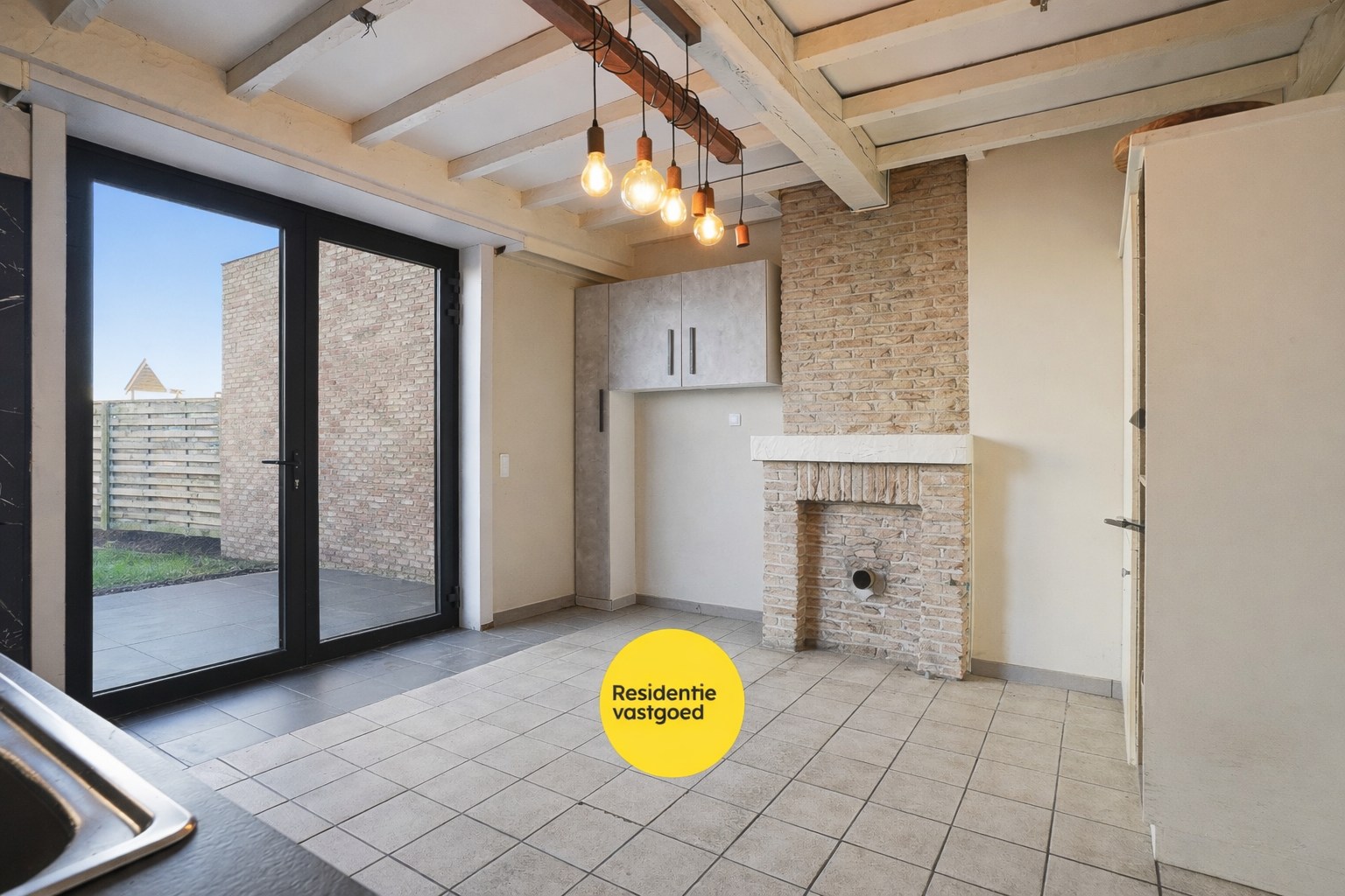 Ruime hoekwoning in het centrum van Eernegem 