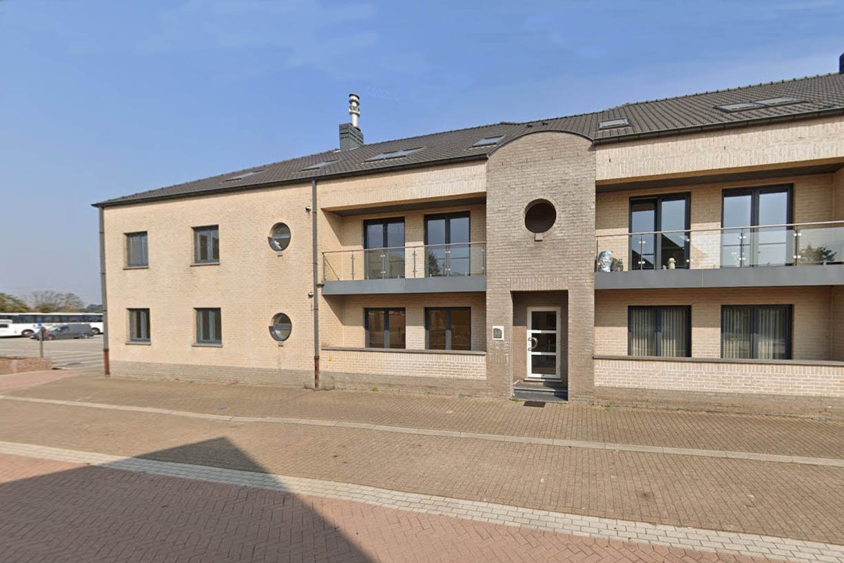 Appartement (104 m²) met 2 slpks, garage en kelderberging. 