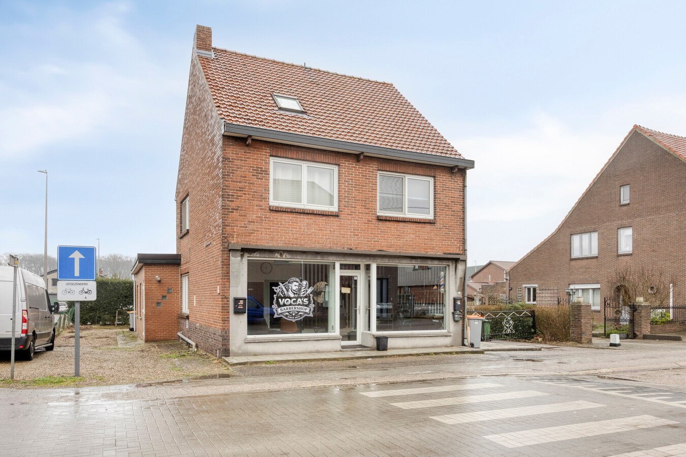 Dilsen-centrum - opbrengstpand: winkel + 2 appartementen 