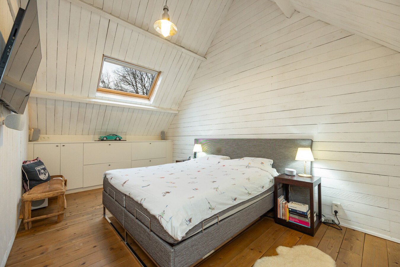 Charmante en ruime woning met zwembad en bijgebouw op toplocatie 