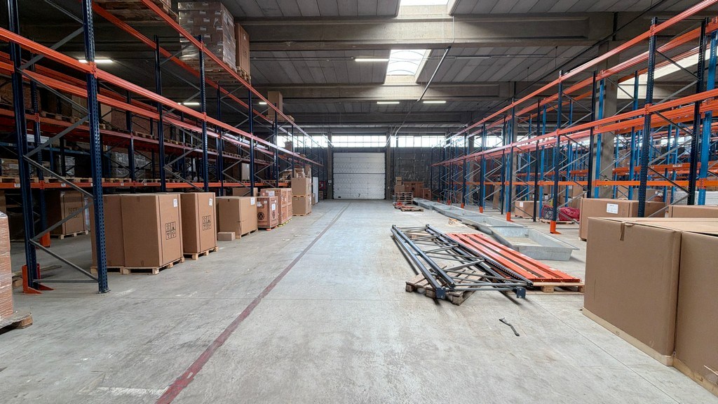 Magazijn met loskades en kantoor te huur vlakbij haven van Antwerpen