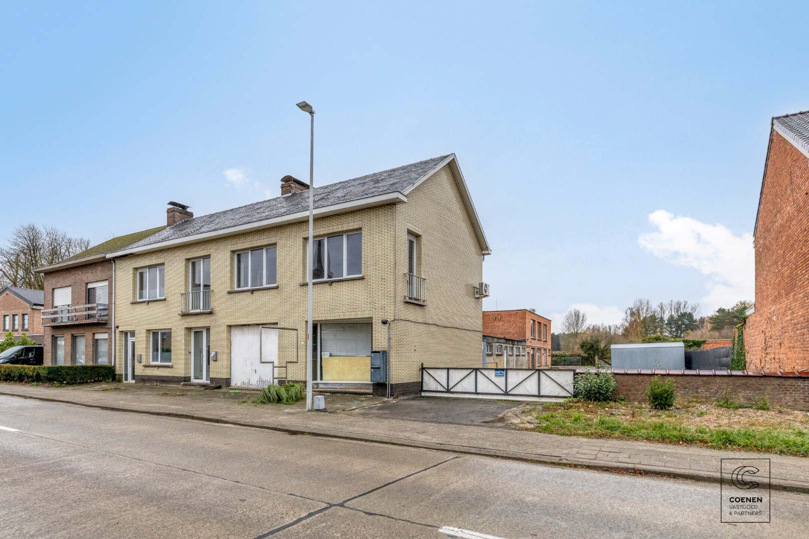 Te renoveren appartement met handelsruimte op een gunstige locatie te Kessel! 