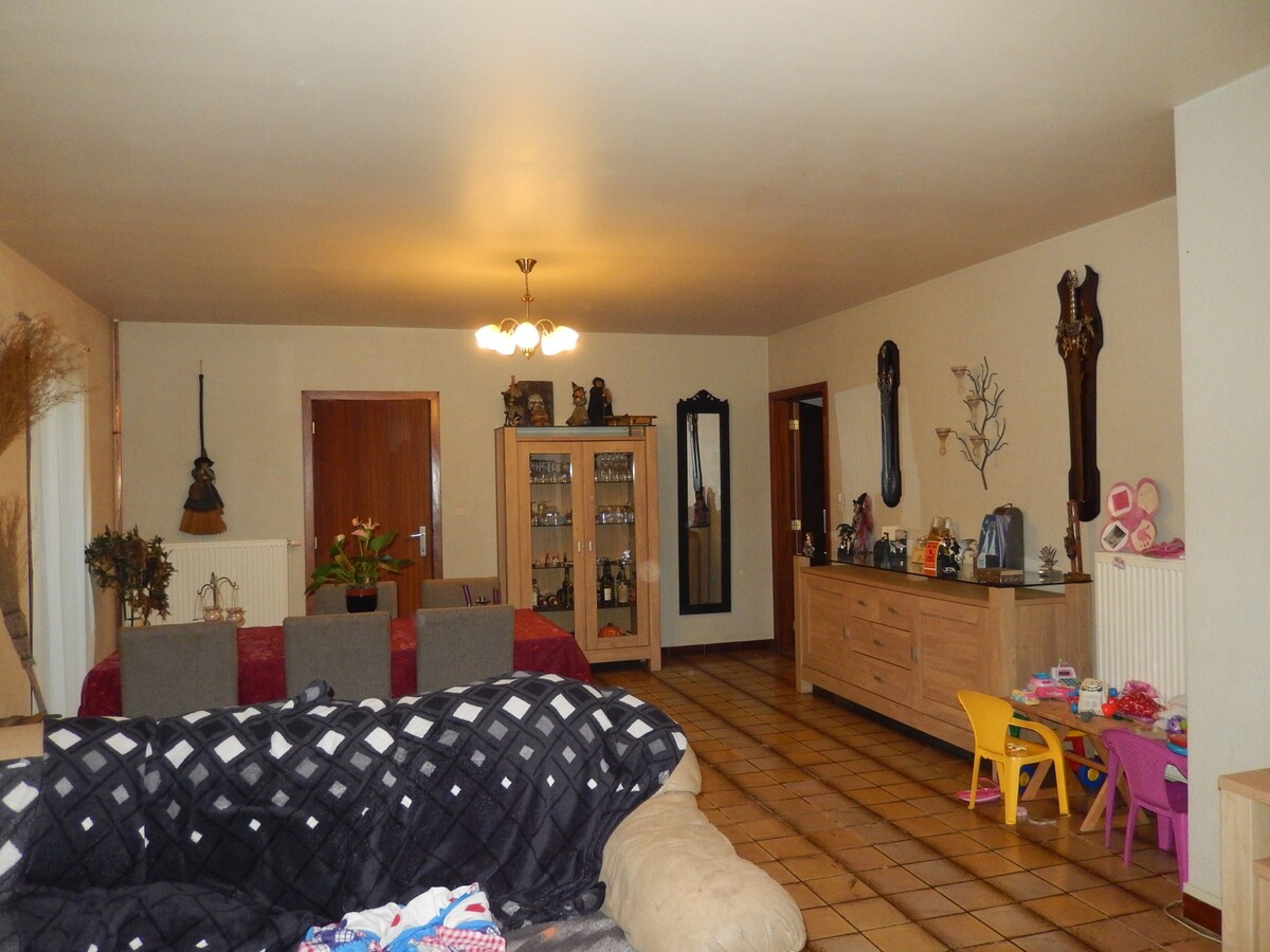 Op te frissen alleenstaande woning 