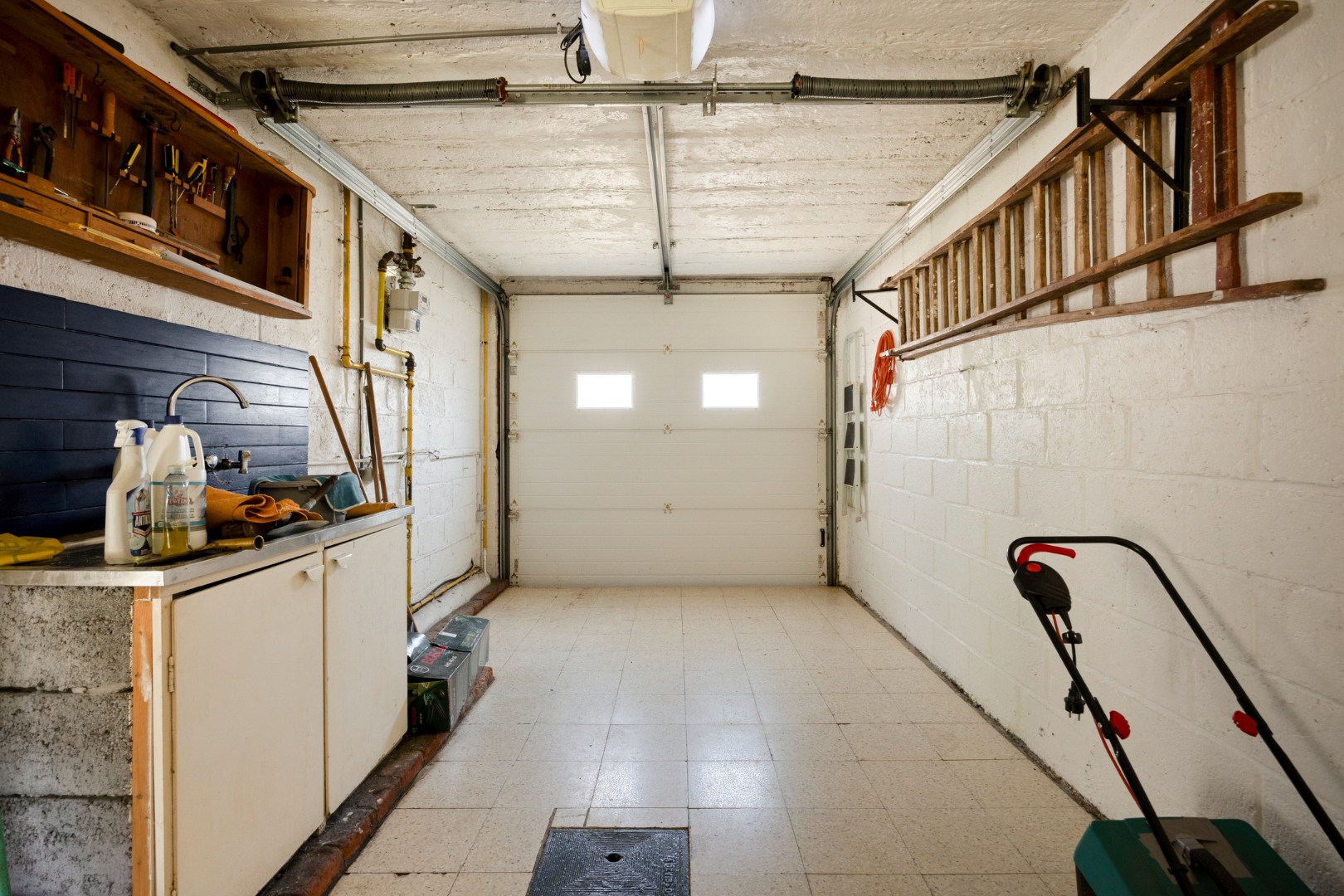 Garage met elektrische poort