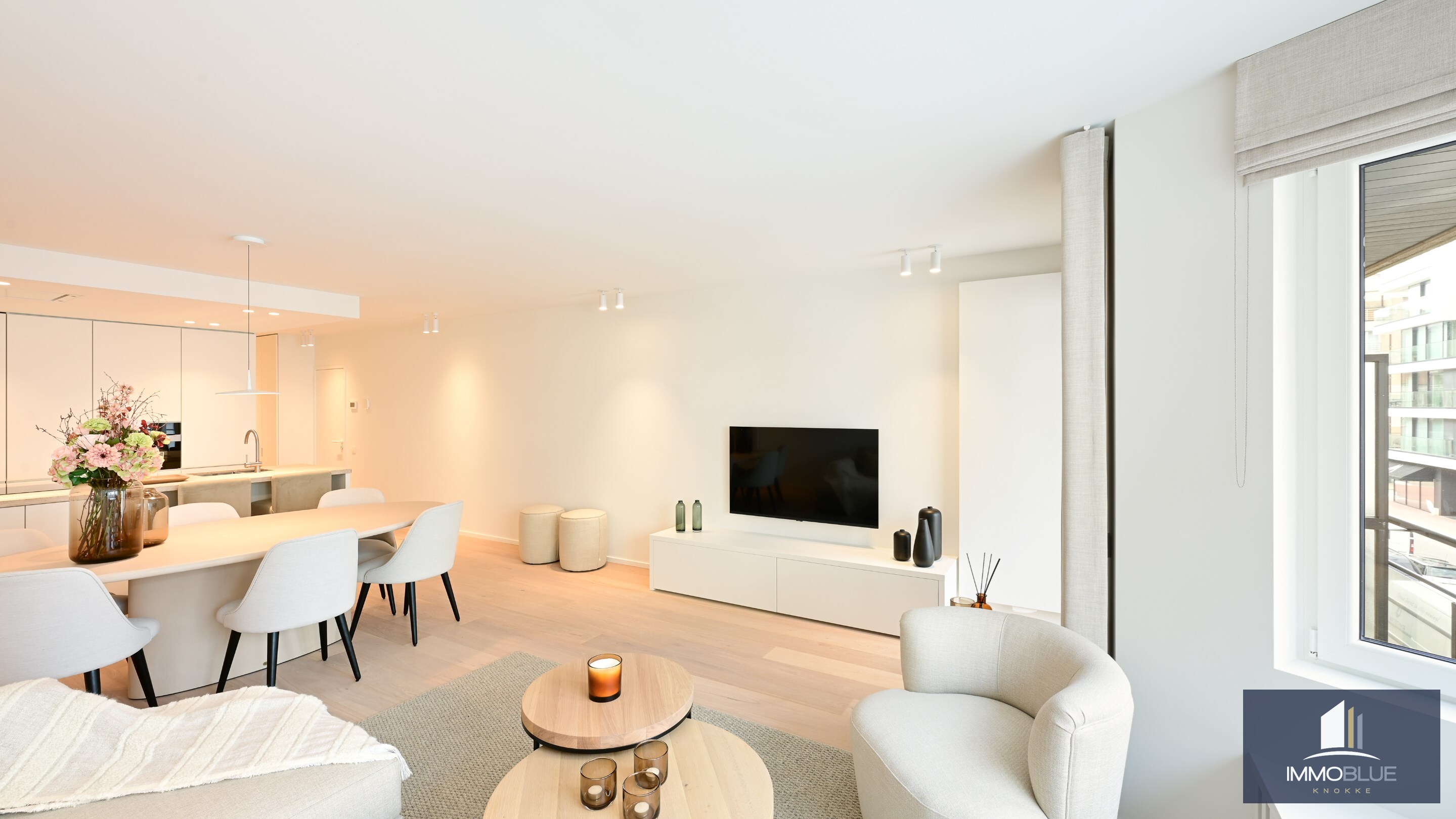 Appartement entièrement rénové avec vue latérale sur la mer. 