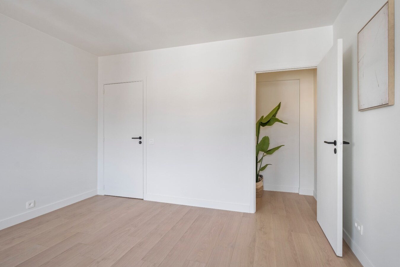 Prachtig 2-slaapkamer appartement (100m2)  met terras en garage te Kortrijk ! 