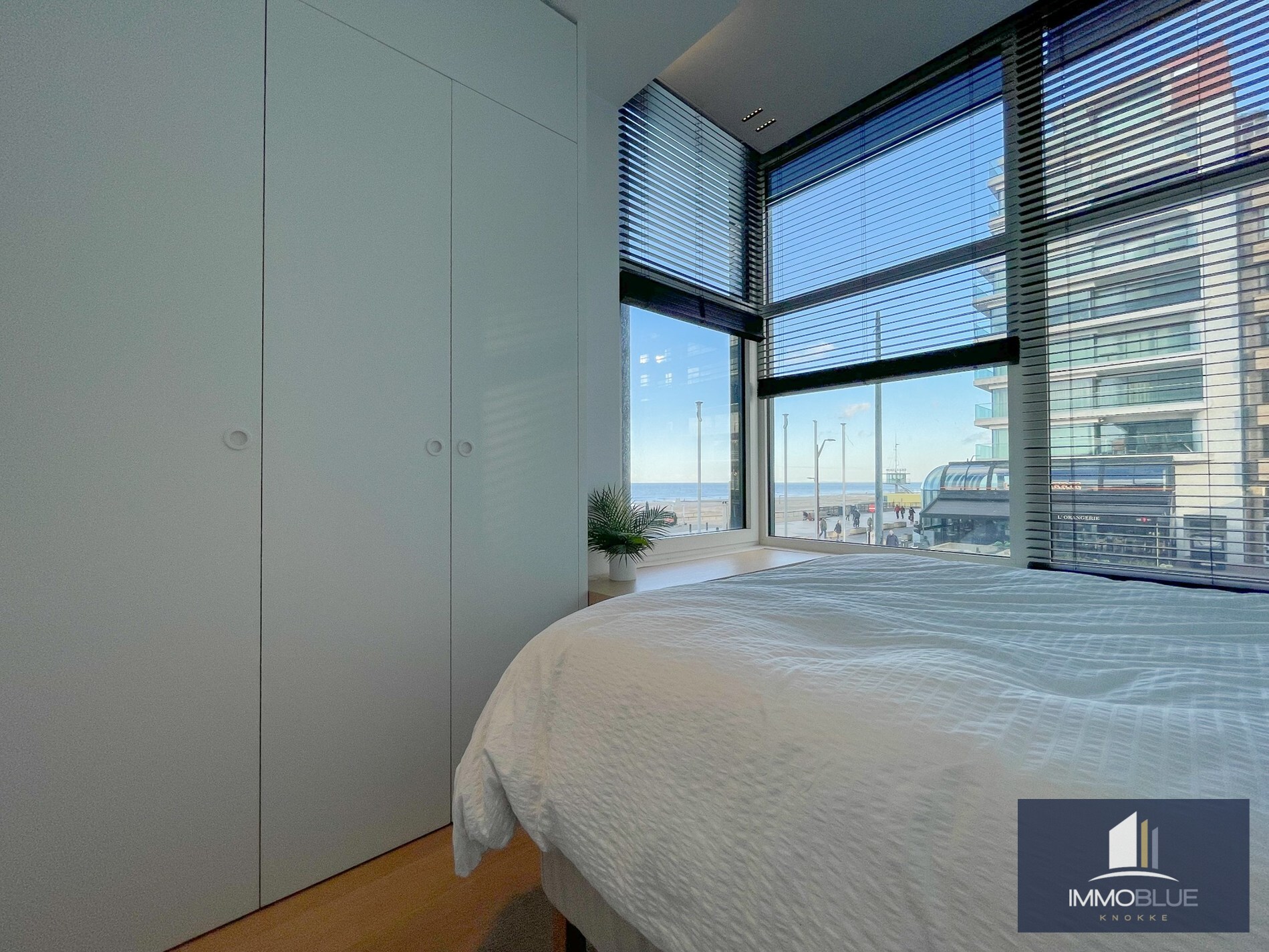 Uitzonderlijk, luxueus afgewerkt hoekappartement met frontaal zeezicht. 