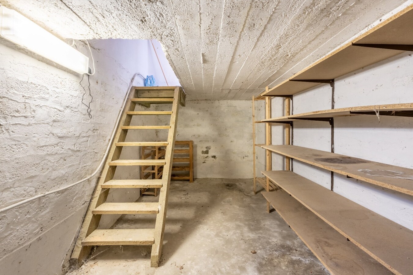 Ruime gerenoveerde woning in Niel-bij-As met 3 slaapkamers. 