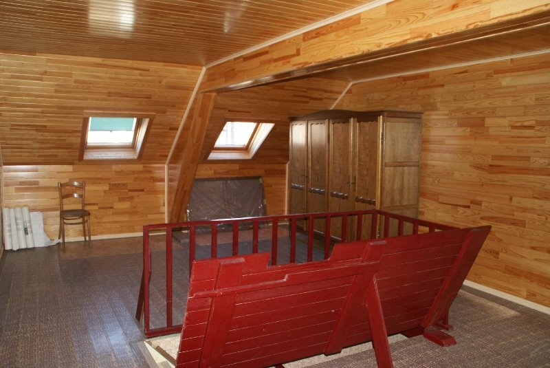 Centraal gelegen rijwoning stapvoets van het station te Roeselare 