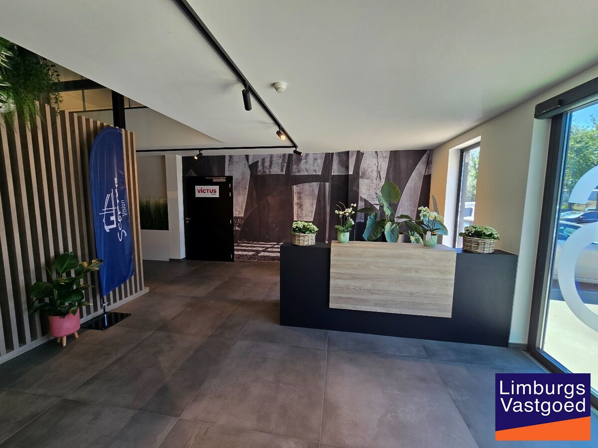 Terbeschikkingstelling van infrastructuur in vernieuwde kantoren met parking, v.a. 21 m², Genk-Noord 