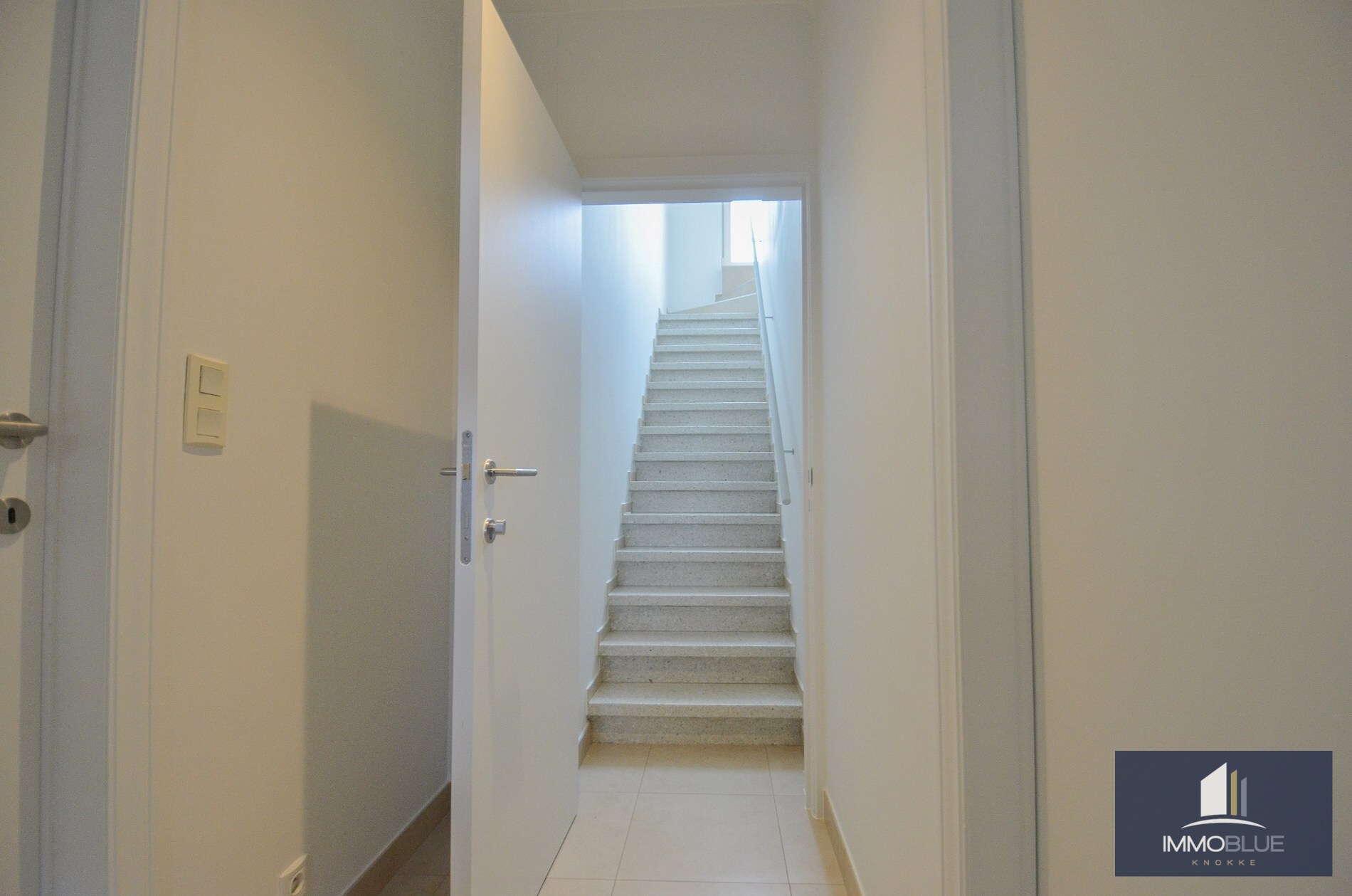 Ruime woning met ruime terrassen en een inpandige garage gelegen nabij de keuvelhoekstraat. 