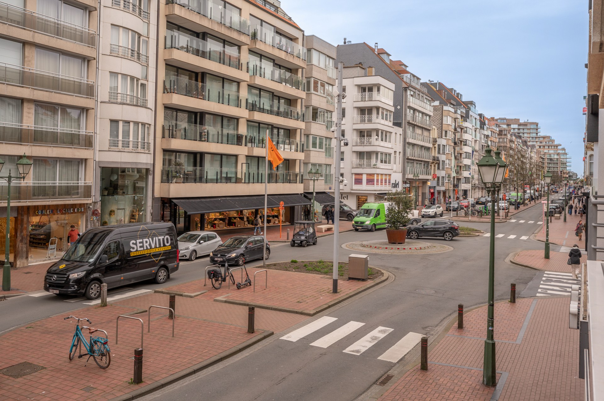 Prachtig gerenoveerd appartement met 3 slaapkamers centraal gelegen op de Lippenslaan te Knokke. 