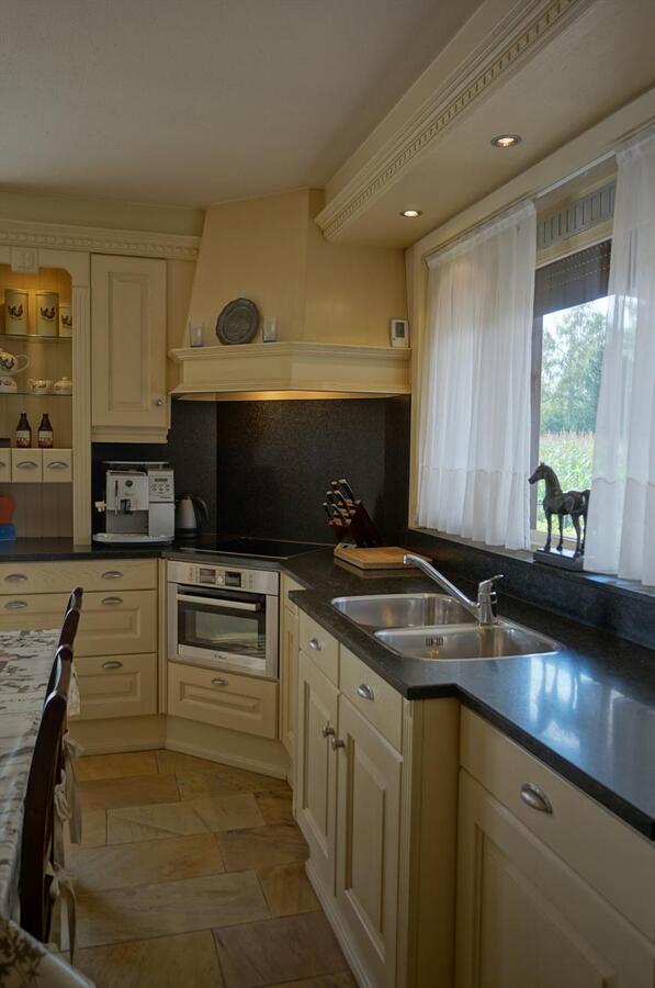 Landhuis met stallen, piste en weide op ca. 3800m² te Neerpelt (Limburg) 